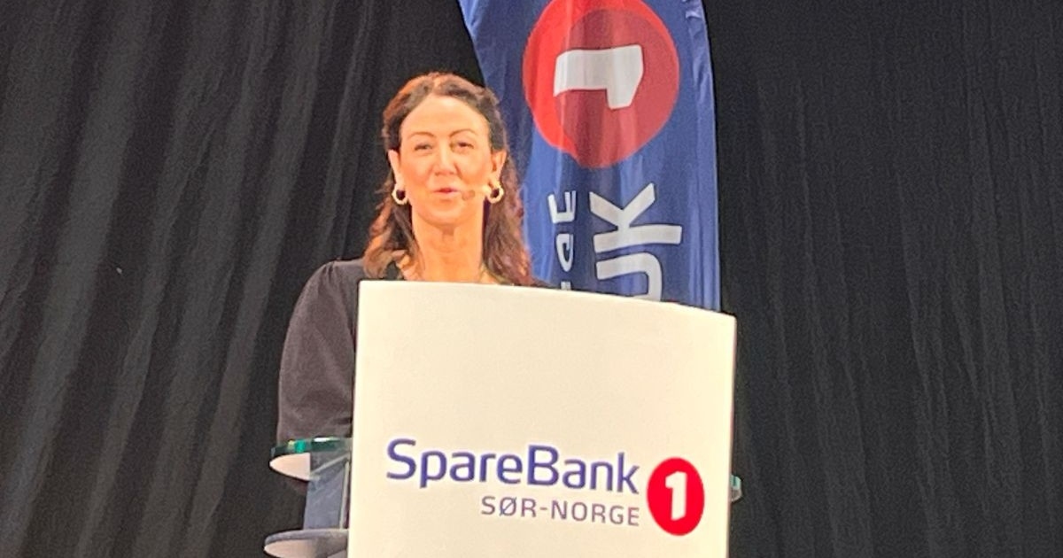 Tonje Brenna på scenen under Vikersundkonferansen 14. mars 2025